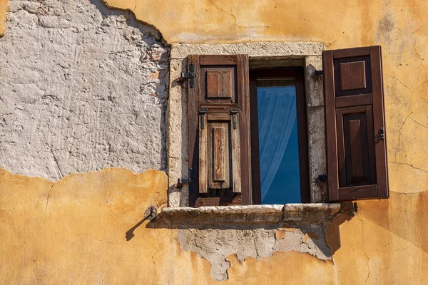 Großaufnahme Eines Alten Fensters Mit Braunen Holzläden Einer Orangefarbenen Wand — Stockfoto