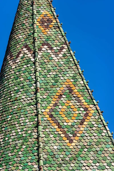 緑の塔 Torre Verde トレントのダウンタウンにある中世の時計塔の極端なクローズアップ 緑のマヨリカ屋根のタイル トレンティーノ アルト アディジェ イタリア ヨーロッパ — ストック写真