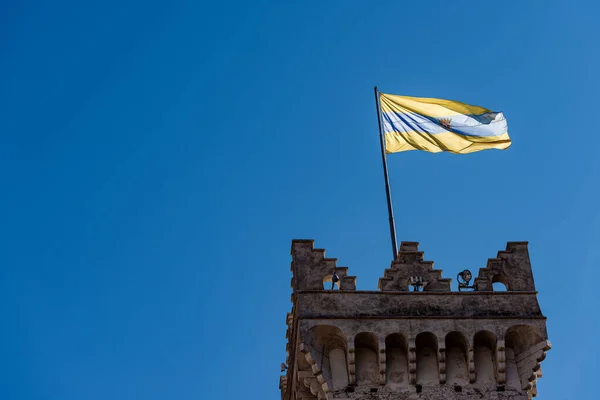 Torre Civica 中世纪市民钟楼 位于大教堂广场 Piazza Del Duomo 挂满了Trento市国旗 Trentino Alto — 图库照片