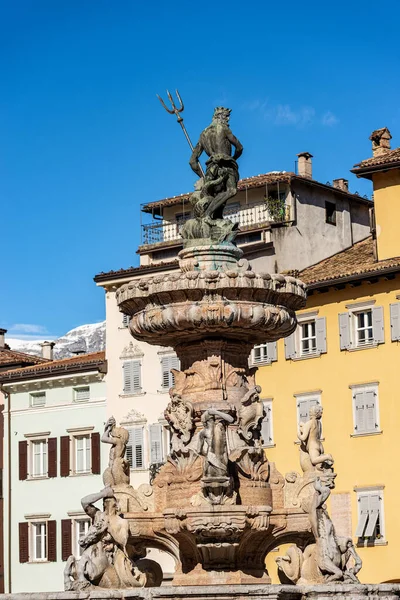大教堂广场 Piazza Del Duomo 的海王星喷泉 三叉戟上有罗马神的青铜雕像 Trento Downtown Trentino Alto — 图库照片
