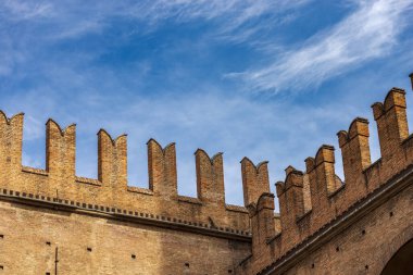 Şehir merkezindeki Piazza del Nettuno, Bologna, Emilia-Romagna, İtalya, Avrupa 'daki Ortaçağ Palazzo Re Enzo (Kral Enzo Sarayı, 1245) siperleri ile yakın plan
