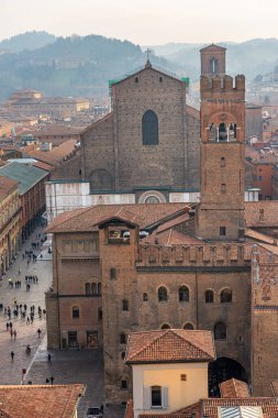 San Petronio Bazilikası, Piazza Maggiore ve ortaçağ Palazzo Enzo (1245) ile Arengo Kulesi (1259) şehir merkezindeki Bologna şehri. Emilia-Romagna, İtalya, Avrupa