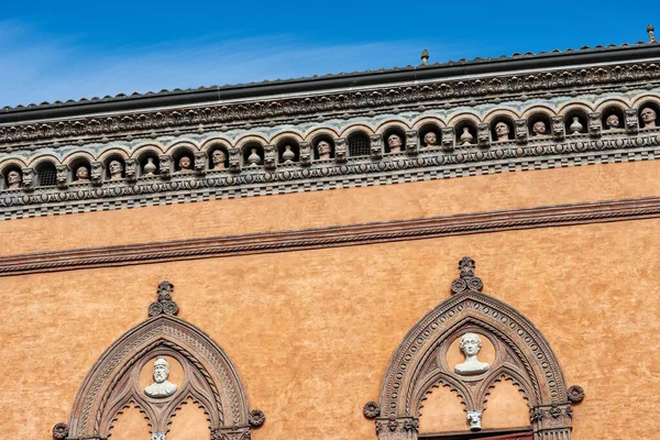 Detailní Záběr Palazzo Isolani Starobylý Palác Gotickém Renesančním Stylu 1451 — Stock fotografie