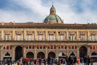 Bologna, Emilia-Romagna, İtalya - 23 Şubat 2020: Palazzo dei Banchi ile Piazza Maggiore (1568) ve Santa Maria della Vita Mabedi 'nin feneriyle kubbe).