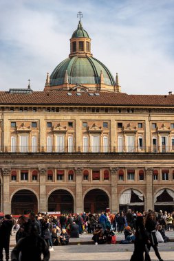 Bologna, Emilia-Romagna, İtalya - 23 Şubat 2020: Palazzo dei Banchi ile Piazza Maggiore (1568) ve Santa Maria della Vita Mabedi 'nin feneriyle kubbe).