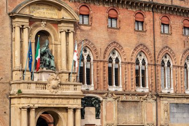 Bologna belediye binası, antik Accursio sarayı, Xiii yüzyılı, Papa Gregorio Xiii 'nin heykeli ve pencereleri. Emilia-Romagna, İtalya, Avrupa