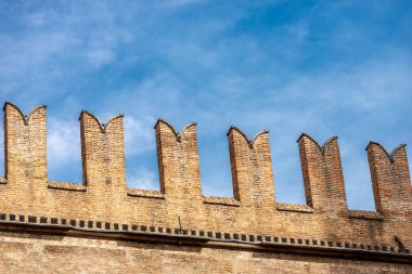 Şehir merkezindeki Piazza del Nettuno, Bologna, Emilia-Romagna, İtalya, Avrupa 'daki Ortaçağ Palazzo Re Enzo (Kral Enzo Sarayı, 1245) siperleri ile yakın plan