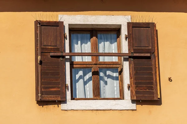 Primer Plano Una Ventana Con Persianas Madera Marrón Abiertas Con —  Fotos de Stock