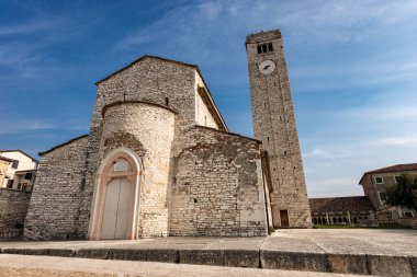 San Giorgio di Valpolicella ya da Ingannapoltron antik kilise cephesi Romanesk tarzında (Vii-Xi yüzyıl). Verona ili, Veneto, İtalya, Avrupa