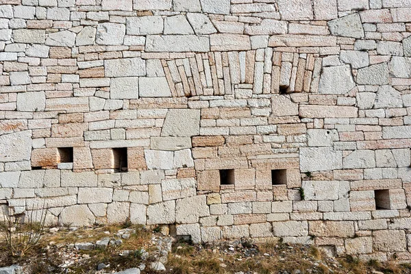 Detailní Záběr Rakouskou Opevněnou Zeď Nepravidelných Kamenných Bloků Štěrbinami Nebo — Stock fotografie