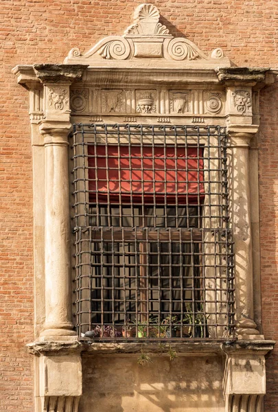 Antikkens Vindu Med Metallgitter Søyler Relieffer Accursio Palace Rådhuset Sentrum – stockfoto