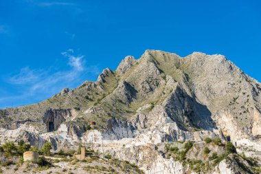 Beyaz Carrara mermerinin ünlü taş ocakları Apuan Alpleri, Toskana, İtalya ve Avrupa 'da