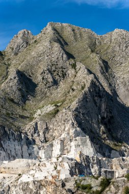 Beyaz Carrara mermerinin ünlü taş ocakları Apuan Alpleri, Toskana, İtalya ve Avrupa 'da