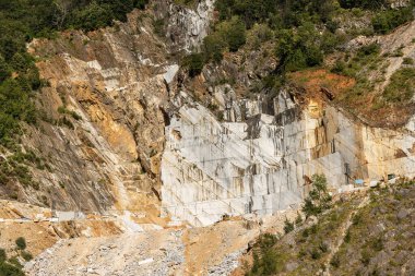 Apuan Alpleri (Alpi Apuane), Toskana, İtalya, Avrupa 'daki ünlü beyaz Carrara mermeri ocaklarından birine yakın.