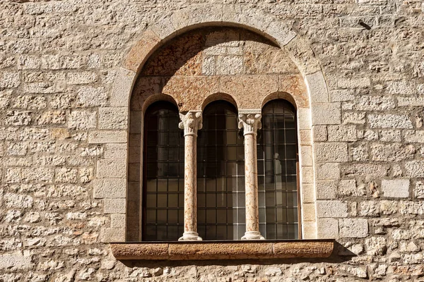 トレントだ パラッツォ プレトリオまたはパラッツォ ヴェスコヴィレ Praetorian Palace 複数の窓を持つ古代中世の宮殿 Triforum Triple Lancet — ストック写真