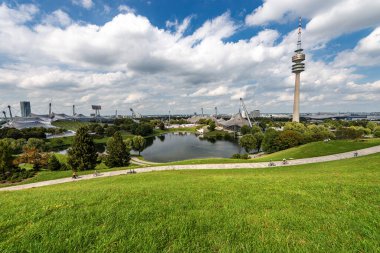 MUNİH, GERMANY - SEPT 8, 2018: Olimpiyat Kulesi (Olympiaturm) ile Almanya 'nın Münih kentindeki Olimpiyat Parkı' nın panoramik manzarası. Bavyera, Almanya, Avrupa. 