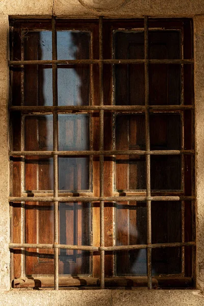 Крупный План Старого Окна Коваными Железными Решетками Безопасности Деревянными Ставнями — стоковое фото