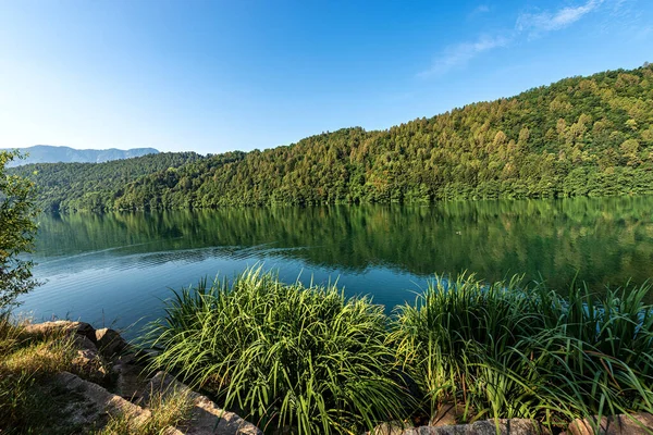 Lago Levico Pequeno Lago Bonito Alpes Italianos Levico Terme Cidade — Fotografia de Stock