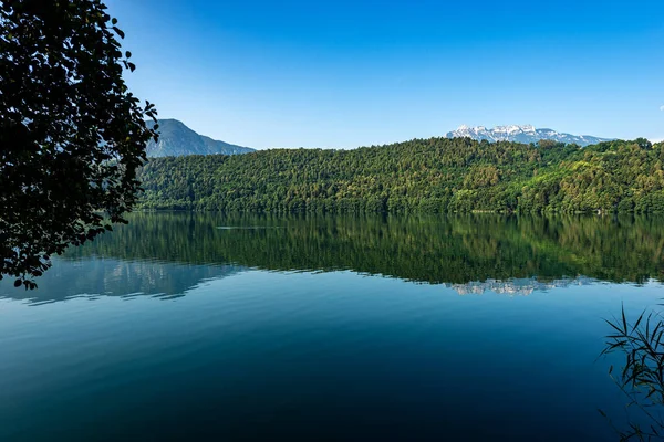 Lago Levico Pequeno Lago Bonito Alpes Italianos Levico Terme Cidade — Fotografia de Stock