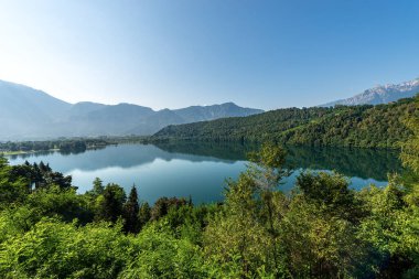 Lago di Levico, İtalyan Alplerinde küçük güzel bir göl, Levico Terme kasabası, Valsugana vadisi, Trentino Alto Adige, İtalya, Avrupa
