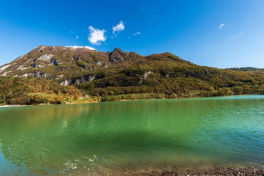 Lago di Tenno, Trentino-Alto Adige 'de sonbaharda dağları olan küçük bir Alp gölü. Trento ili, İtalya, Avrupa
