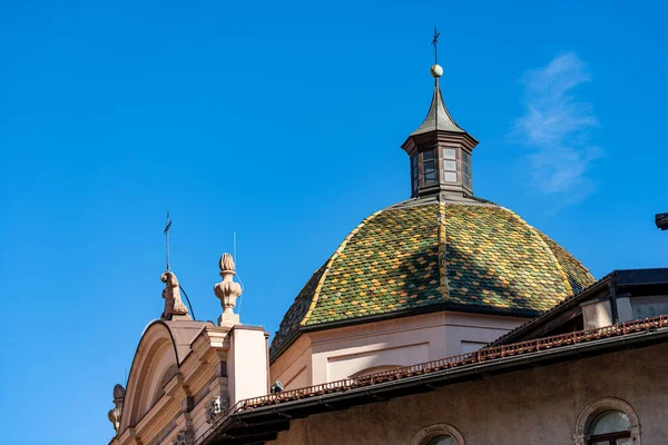 Kopuła Zielonymi Żółtymi Dachówkami Majoliki Kościół Santissima Annunziata Centrum Trento — Zdjęcie stockowe