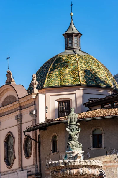 Kopuła Zielonymi Żółtymi Dachówkami Majoliki Kościół Santissima Annunziata Fontanna Neptuna — Zdjęcie stockowe