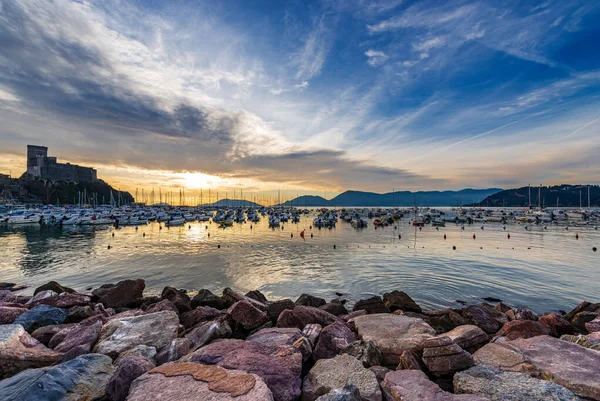 Port Lerici Coucher Soleil Avec Nombreux Bateaux Petite Ville Dans — Photo