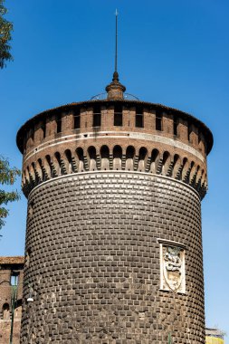 Castello Sforzesco, Torrione di Santo Spirito. Sforza Şatosu (XV yüzyıl), Sforza ailesinin amblemiyle Kutsal Ruh Kulesi 'ne yakın çekim. Milan, Lombardiya, İtalya, Avrupa