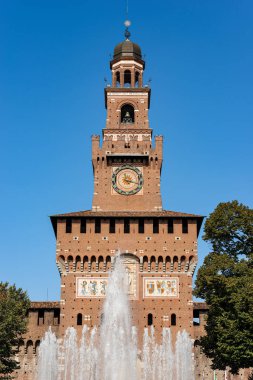 Castello Sforzesco. Sforza Kalesi (XV yüzyıl), saat kulesi ve çeşmesinin ana cephesi. Piazza Castello, Milan, Lombardy, İtalya, Avrupa