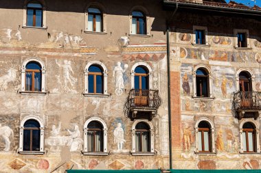 Dava Cazuffi Rella. Trento şehir merkezindeki iki sarayın (XVI yüzyıl) yakın çekimi, Piazza del Duomo (katedral meydanı), Trentino Alto Adige, İtalya, Avrupa