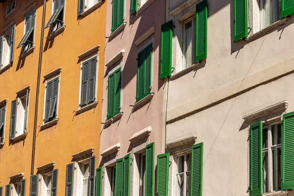 Fasáda Generických Domů Mnoha Okny Okenicemi Ulici Trentino Alto Adige — Stock fotografie