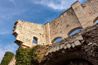 Avusturya İmparatorluğu 'nun eski Mollinary Kalesi (Forte di Monte) kalıntıları (1849-1852) Verona, Veneto, İtalya ve Avrupa yakınlarındaki Adige Vadisi' ndeki sınırı korumak için inşa edilmiştir.