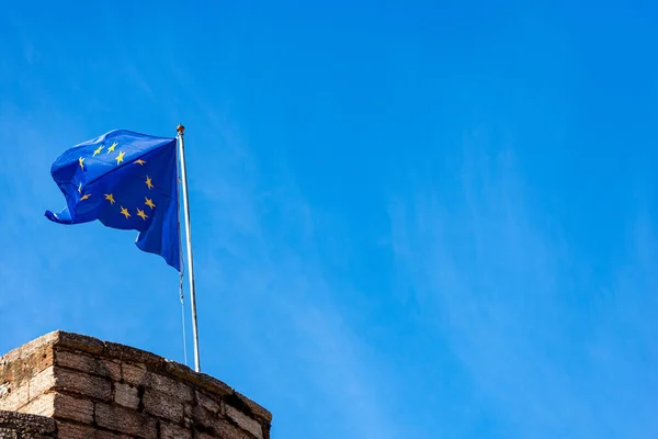 Una Bandera Unión Europea Ondeando Cielo Azul Con Espacio Para — Foto de Stock