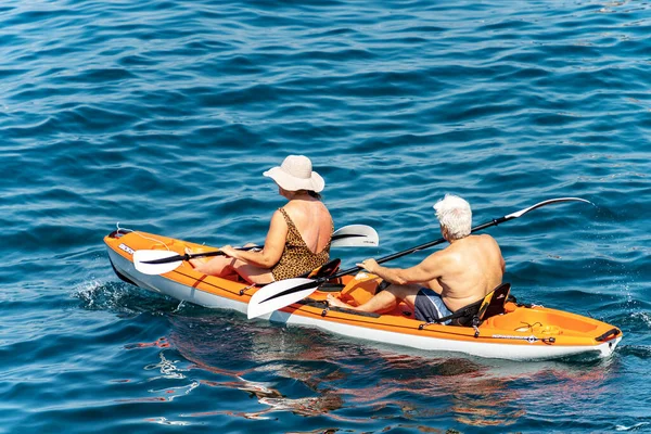 Liguria Liguria Gulf Spezia 2019年7月21日 一对成熟的夫妇在一艘橙色皮划艇上 划过蓝色地中海 意大利利古里亚拉斯皮西亚湾 — 图库照片