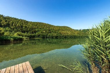 Lago di Levico, İtalyan Alplerinde küçük güzel bir göl, Valsugana vadisi, Levico Terme kasabası, Trentino Alto Adige, İtalya, Avrupa