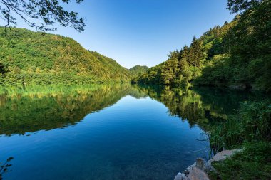 Lago di Levico, İtalyan Alplerinde küçük güzel bir göl, Valsugana vadisi, Levico Terme kasabası, Trentino Alto Adige, İtalya, Avrupa