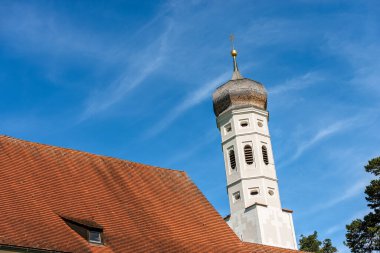 Colomanskirche ya da Saint Coloman Kilisesi, Barok tarzında. Çan kulesine ve çatıya yakın çekim. Schwangau, Allgau, Bavyera, Almanya
