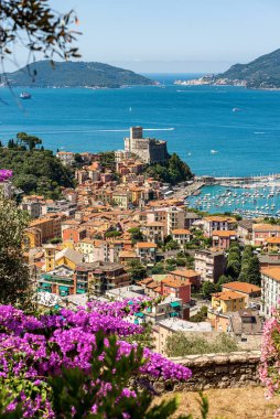 Lerici kasabasının arka plandaki hava manzarası ya da Palmaria Adası 'ndaki Porto Venere. La Spezia Körfezi, Liguria, İtalya, Avrupa