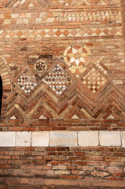 Santo Stefano Bazilikası 'nın antik tuğla duvarı ayrıca erken dönem Hıristiyan, Romen ve Gotik tarzında Yedi Kilise olarak da adlandırılır. Bologna, Emilia-Romagna, İtalya, Avrupa