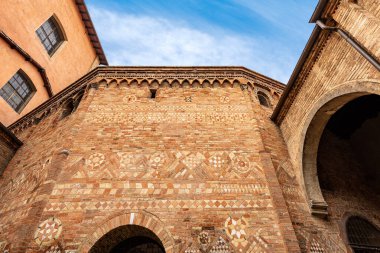 Bologna, Santo Stefano Bazilikası da Yedi Kilise, Sepulcher Bazilikası ve sütunları ve tuğla duvarları olan manastır olarak adlandırılır. Emilia-Romagna, İtalya, Avrupa