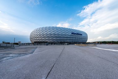 MUNICH, GERMANY - SEPT 7, 2018: Allianz Arena (Fussball Arena Munchen, Schlauchboot), FC Bayern Münih futbol stadyumu. Yaygın olarak şişirilmiş ETFE plastik panelleri ile bilinir.
