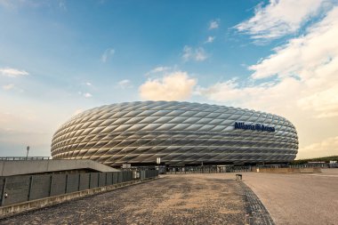 MUNICH, GERMANY - SEPT 7, 2018: Allianz Arena (Fussball Arena Munchen, Schlauchboot), FC Bayern Münih futbol stadyumu. Yaygın olarak şişirilmiş ETFE plastik panelleri ile bilinir.