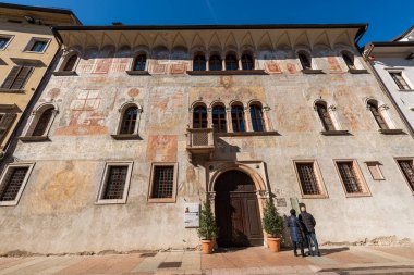 TRENTO, TRENTINO ALTO ADIGE, İTALYA - 8 MAR 2020: Rönesans tarzı antik saray (XV-XVI yüzyıl) ve Geremia ailesinin freskleri. Trentino Alto Adige, İtalya, Avrupa