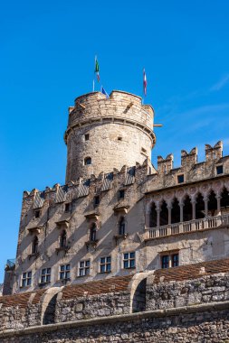 Castello del Buonconsiglio veya Castelvecchio dairesel kulesi ile Torre di Augusto (13-13 yüzyıl), Trento şehrindeki Ortaçağ kalesi, Trentino Alto Adige, İtalya, Avrupa