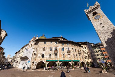 TRENTO, TRENTINO ALTO ADIGE, İTALYA - 8 Mart 2020: Piazza del Duomo, Trento şehrindeki Katedral meydanı Civic kulesi ve freskli evler Cazuffi Rella