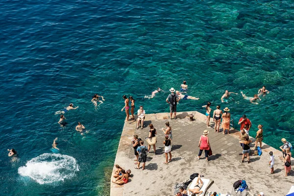 Vernazza Liguria Italien Juli 2019 Eine Gruppe Von Menschen Schwimmt — Stockfoto
