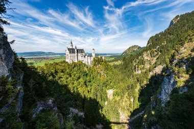 Ünlü Neuschwanstein Şatosu (Yeni Swanstone Şatosu - Schloss Neuschwanstein XIX yüzyıl), Almanya 'nın Bavyera Alpleri' nde yer alan bir şehirdir. Avrupa 'nın en çok ziyaret edilen kalelerinden biri.