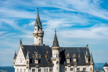 Almanya 'nın Bavyera Alpleri' nde yer alan ünlü Neuschwanstein Şatosu (Yeni Swanstone Şatosu - Schloss Neuschwanstein XIX. Avrupa 'nın en çok ziyaret edilen kalelerinden biri.