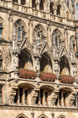Neue Rathaus, Münih 'in ana meydanı Marienplatz' da XIX yüzyıllık Neo-Gotik tarzı yeni belediye binasına yakın çekim. Bavyera, Almanya, Avrupa